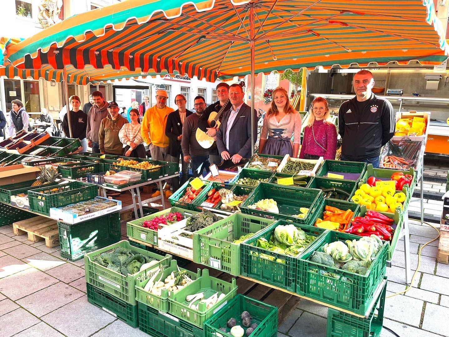Wochenmarkthändler mit Organisatoren by Walter Meding
